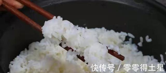 大米|蒸米饭千万不要只放清水，南方老保姆教你一招，米饭香甜又松软！