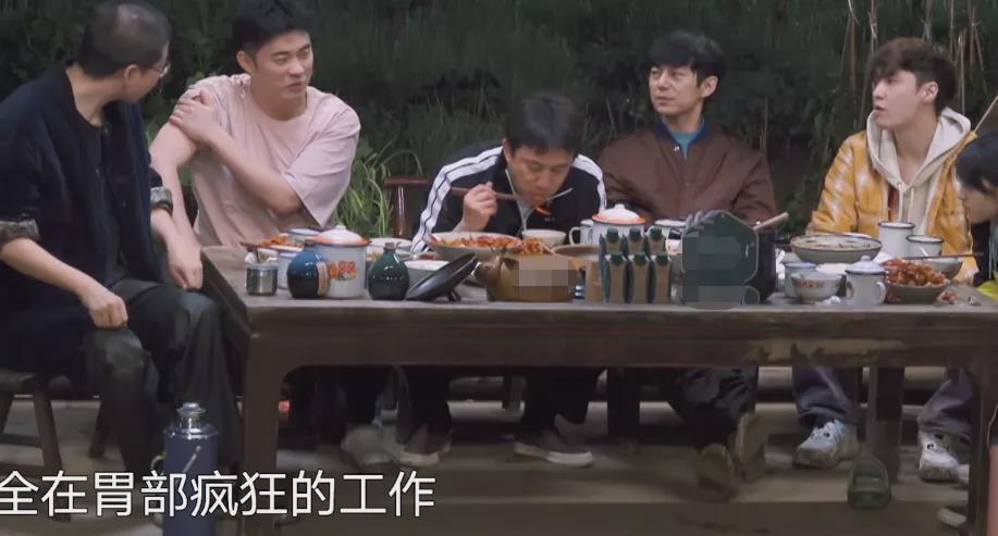 张子枫|《向往5》连饭都不好吃了7个人吃一锅虾还有剩,黄磊脸色难看