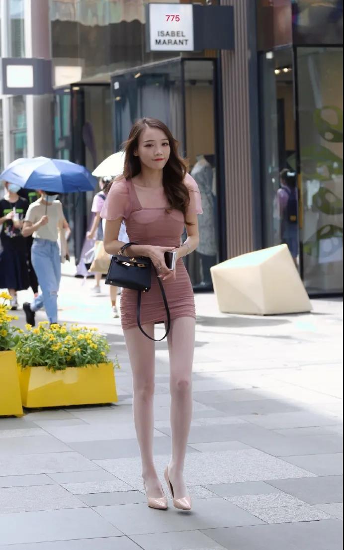 连衣裙|街拍:身穿粉色连衣裙的长腿美女