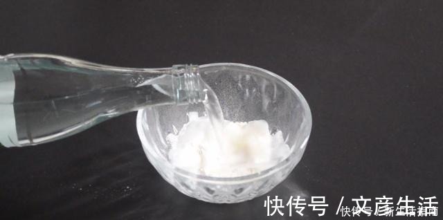 油垢|厨房瓷砖上满是油垢教你一招,不用一滴水,瓷砖立马光亮如新!