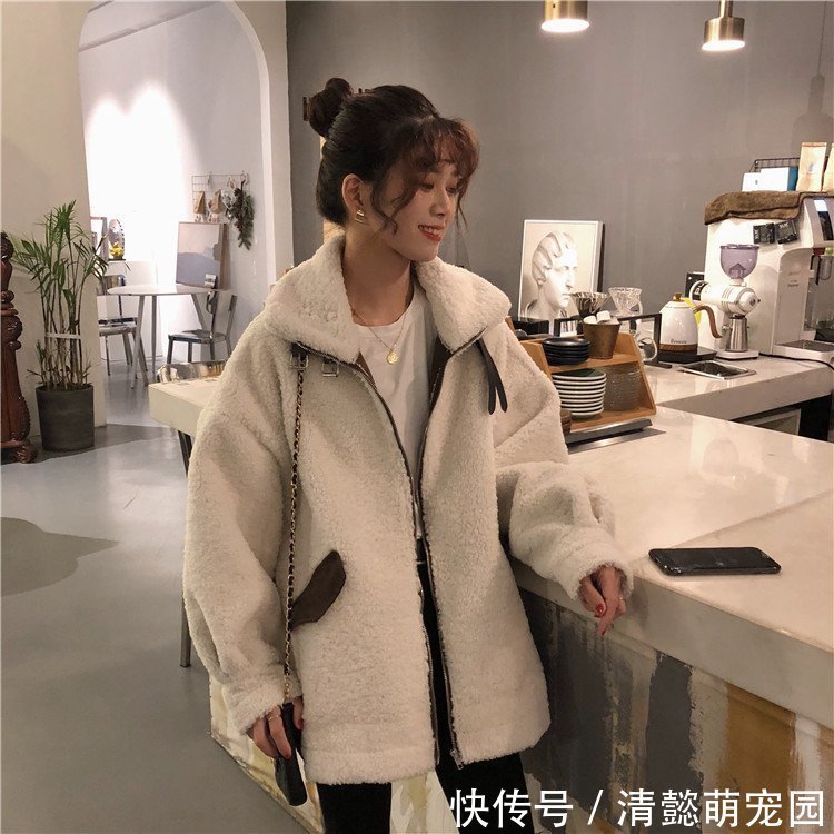 女人味 今年流行这么穿:羊羔毛外套阔腿裤,配短靴,别说,简直美上天