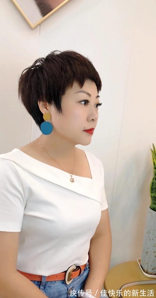 洋气 40岁左右的女性,发型这样剪,时尚年轻不老气!