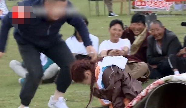  岳云鹏|帮岳云鹏帮虞书欣翻跟头，看看她的手的动作，难怪她害羞