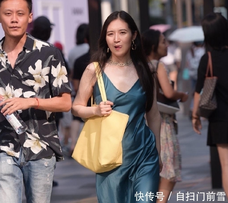 姐姐真够“自信”,穿这样的裙子也不仔细打理,一般人驾驭不了