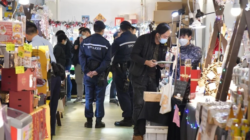 港媒：旺角一市集售卖煽动书籍及物品，6人被香港警方国安处拘捕 