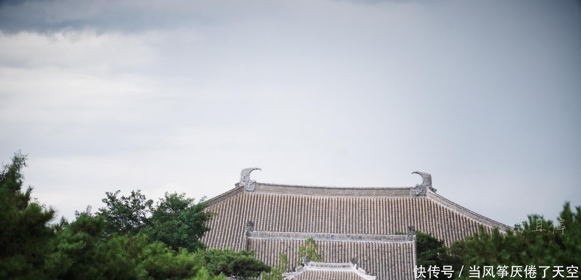 辽宁小城有一古寺, 经历五次大难千年不倒, 面阔九间为中国第一佛殿