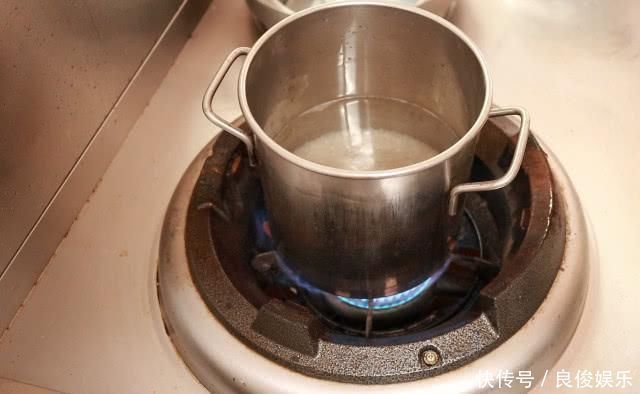 盐水鸭非常简单,重要用90度水焯,白米醋除腥,香辛料仅用八角、麻椒