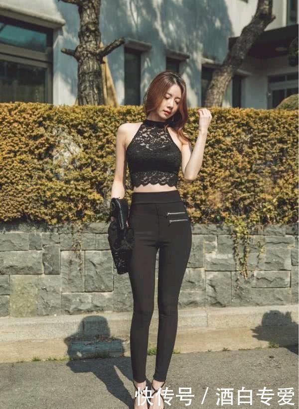 街拍美女天气转暖，轻装上阵，热裤扮靓，修身新潮