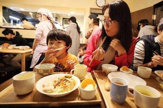 小家伙|“这届家长真难带”,宝妈穿露肩装买饮料,萌娃看后不停拉衣服