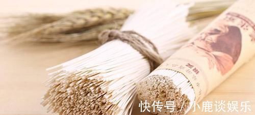 买挂面时,不管价格多少,只要认准包装上两行字,都不会买错
