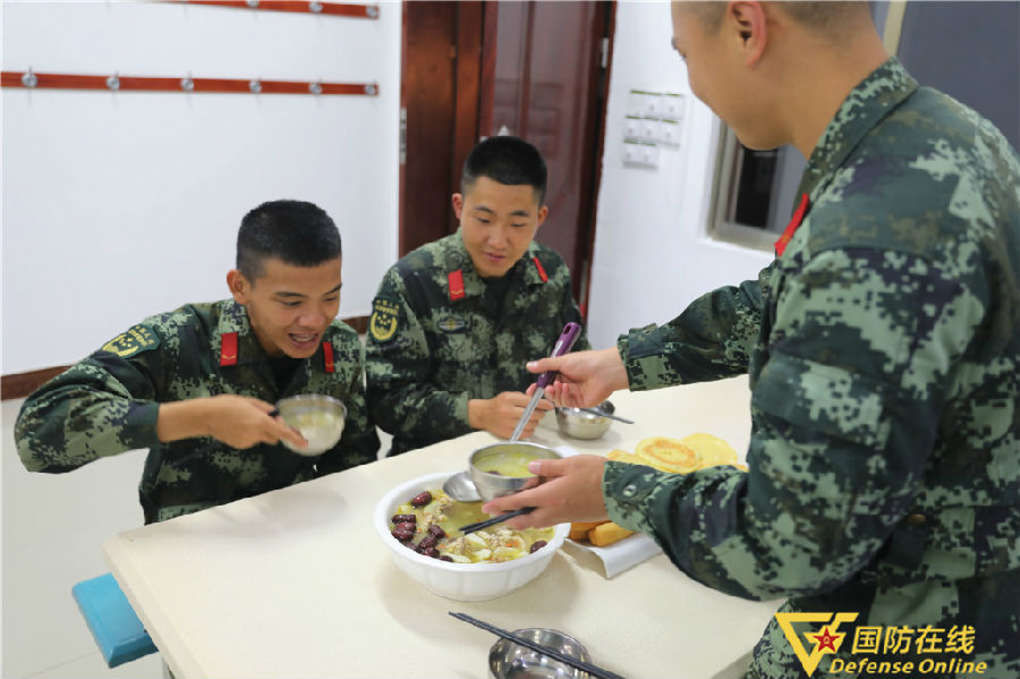 司务长|军营版“深夜食堂”：十点开餐，静候下哨的你