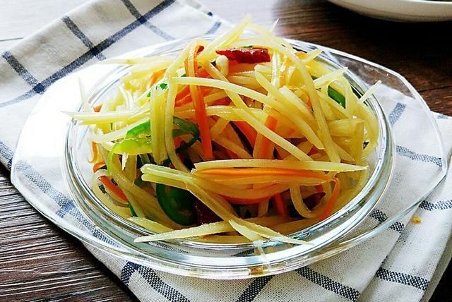 土豆丝的灵魂吃法,不炒不蒸不油炸,简单几步清凉一夏