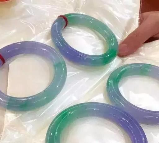 翡翠|117公斤巨型原石,足足切出28片春带彩翡翠,放眼望去