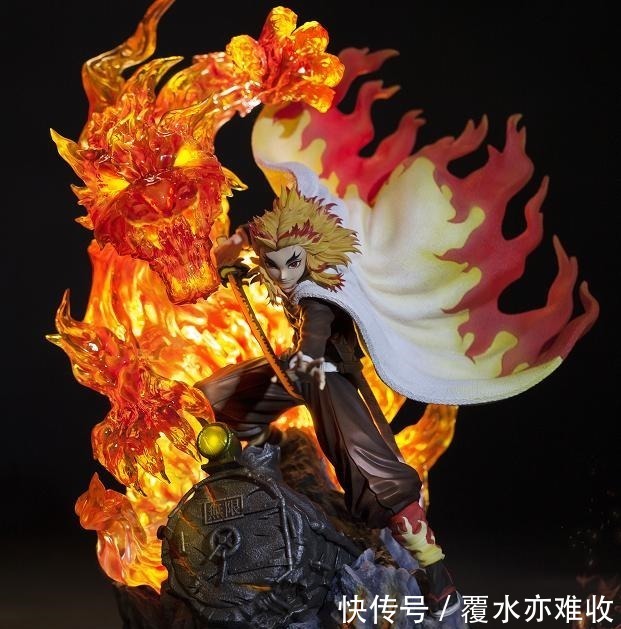 手办|鬼灭之刃炎柱高光手办标价2千,特效值一万,开灯后价值翻倍