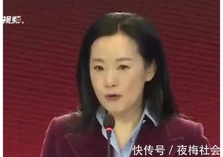 《朗讀者》第三季回來(lái)了,董卿詠梅同框走出,優(yōu)雅和知性相得益彰