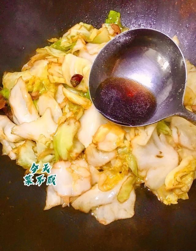 炒成|包菜的做法非常简单,但炒成大厨师的味儿来,你得那样做,必须这两步