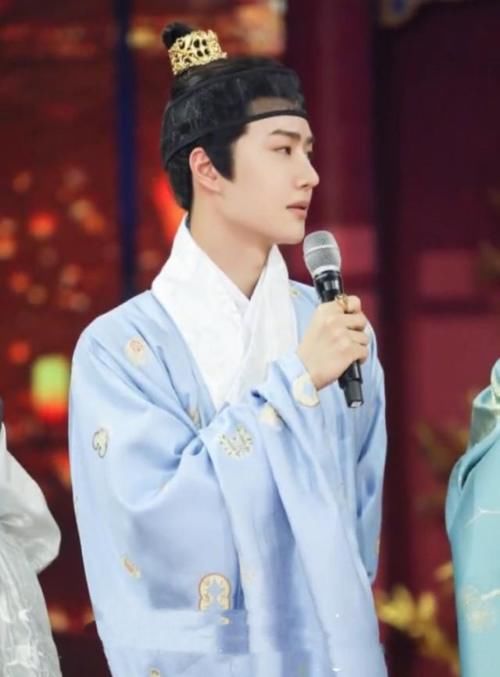 王一博挑战“国风汉服”！录《天天》穿成美男子，腰带却意外亮了