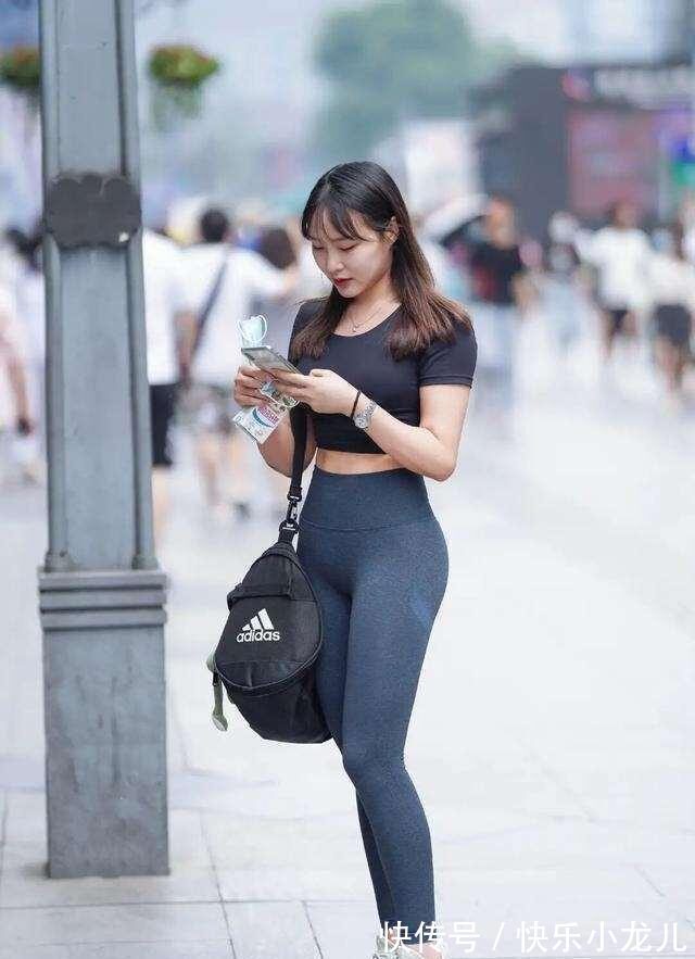 胸大 鲜艳色调的打底裤穿搭,着装就要选择时髦一点的,气质提升