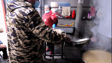 天妹|余杭退休夫妻做这门生意，每天一站就是12个小时！有人从国外下单，忘不了这味道