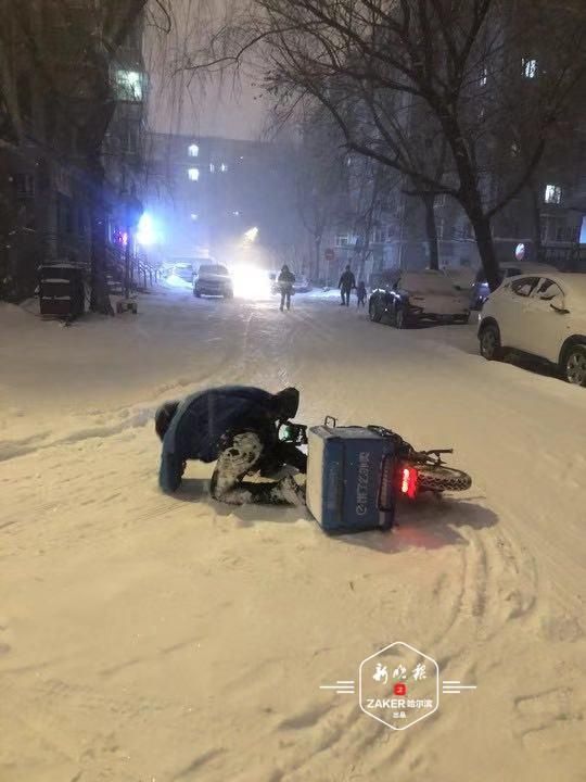 暴增|【冰城有冰雪，更有温度】暴雪天外卖订单暴增，送餐小哥从骑行到步行，辛苦并幸福着……