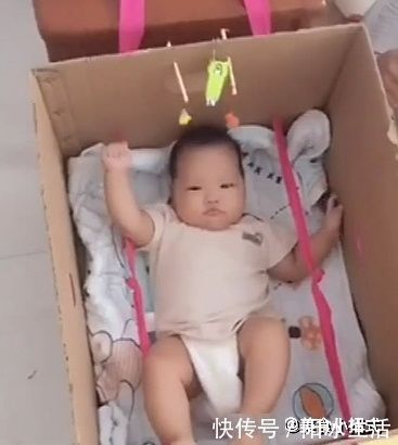 宝妈去跳广场舞，将满月的妹妹给哥哥带，回来后一瞧泪目了