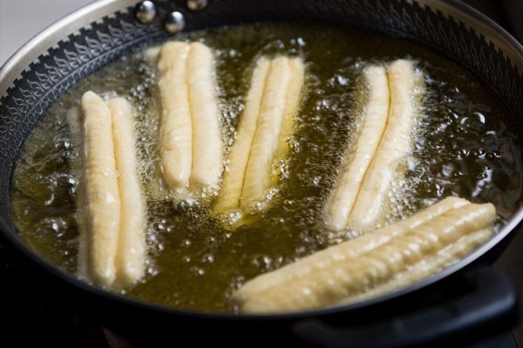 早餐店老板教你炸油条,分享详细配方,个个蓬松酥脆,干净又卫生