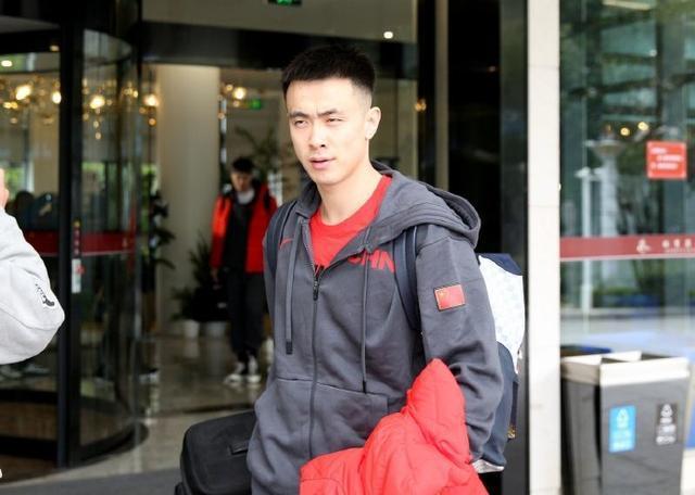 辽宁|辽宁球员离开男篮集训,郭艾伦避开采访,赵继伟忙碌,张镇麟太帅