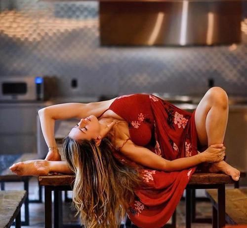 j她们用瑜伽告诉你,美丽与年龄无关,什么时候开始都不晚