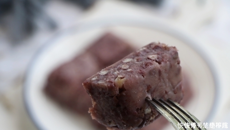 夏天红豆别煮粥了,加半碗糯米粉一蒸,清凉又解暑,比凉糕好多了