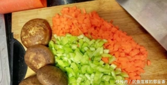 女儿放暑假不愿上辅导班,非要上姥姥家住,看完照片我瞬间明白了