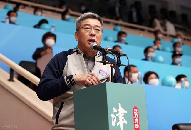 名嘴|郎平去向有变？央视名嘴出谋献策，61岁铁榔头或和女排再续前缘？