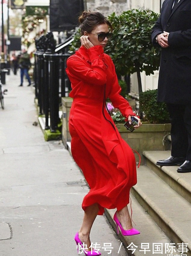 时装设计|贝克汉姆娇妻参观自家时装店,光腿穿上万元大红裙,配粉色细高跟