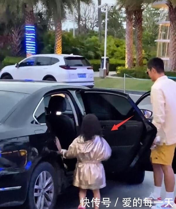 网友偶遇霍思燕杜江冲浪,嗯哼赤脚玩,粉丝被问小女孩说“三不”