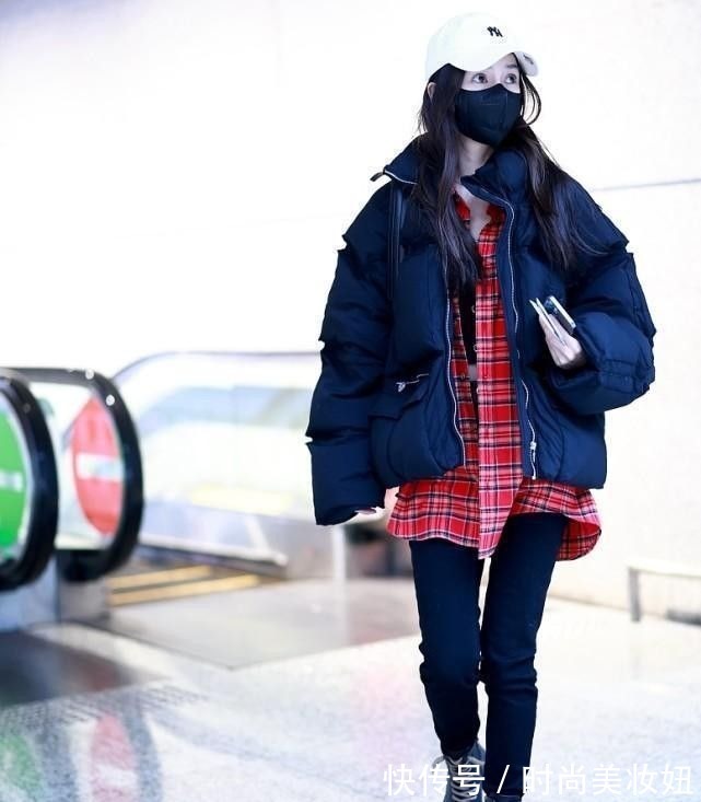 羽绒服|Angelababy也太瘦了吧!这么紧的裤子也撑不满,目测只有90斤