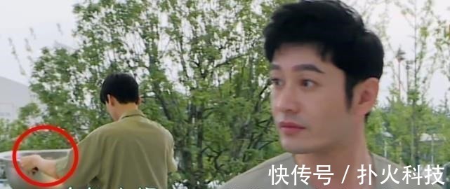 龚俊做菜状况百出，油四处飞溅手差点烫伤，处理方式令人心疼