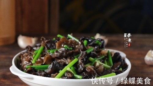 水淀粉|炒个木耳,噼噼啪啪响,锅要炸了一样,只需一个小窍门,就能解决