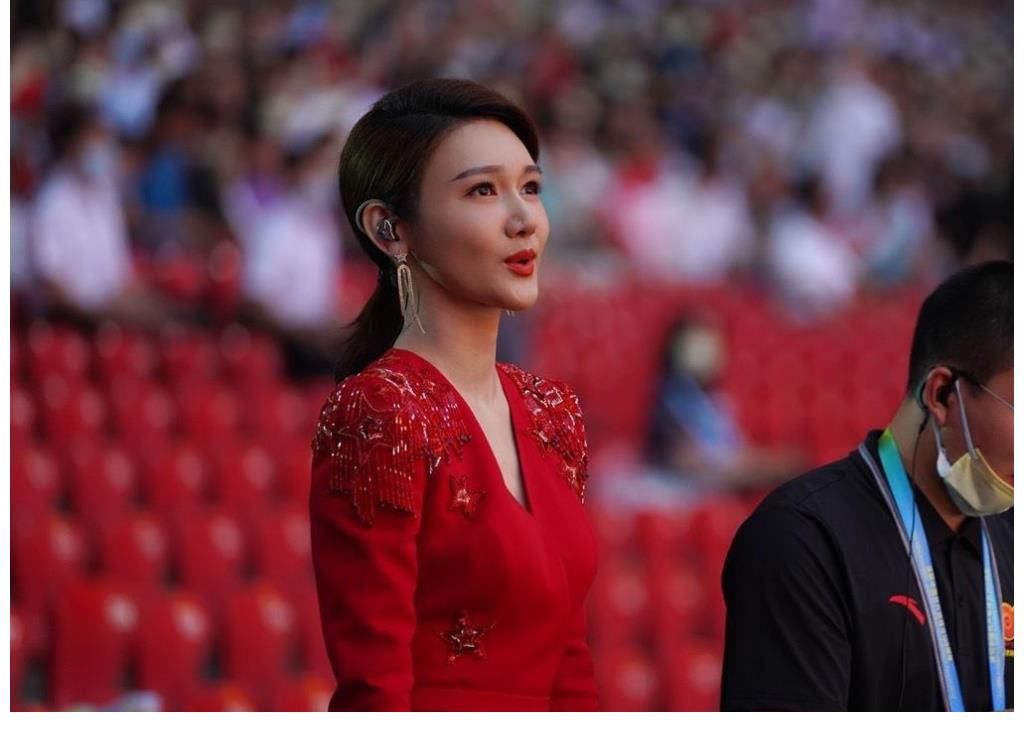 早间秀|唯一参与鸟巢七一文艺表演的央视主持人，结尾大合唱还站C位，龙洋仅用了六年