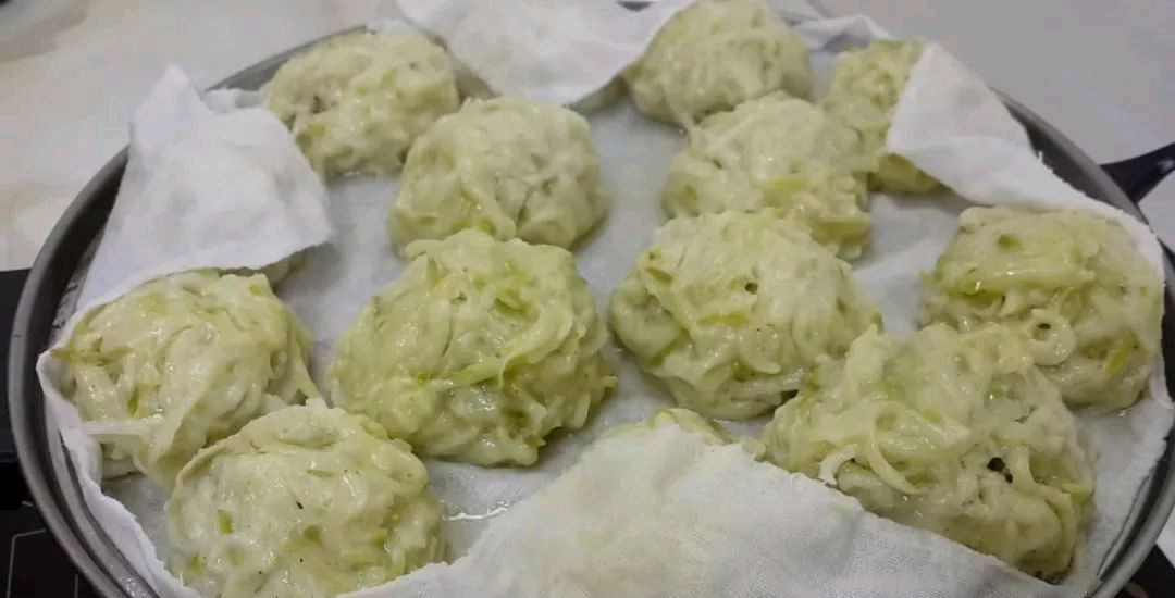 到吃萝卜的时候,我教你怎么做萝卜肉丸它们味道鲜美,但不油炸你吃得越多,它们就越香