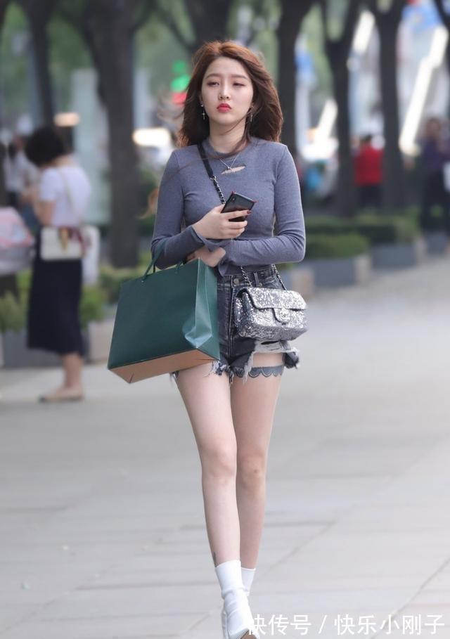 小姐姐 小姐姐穿着短裤的款式,简洁清爽,美丽高级