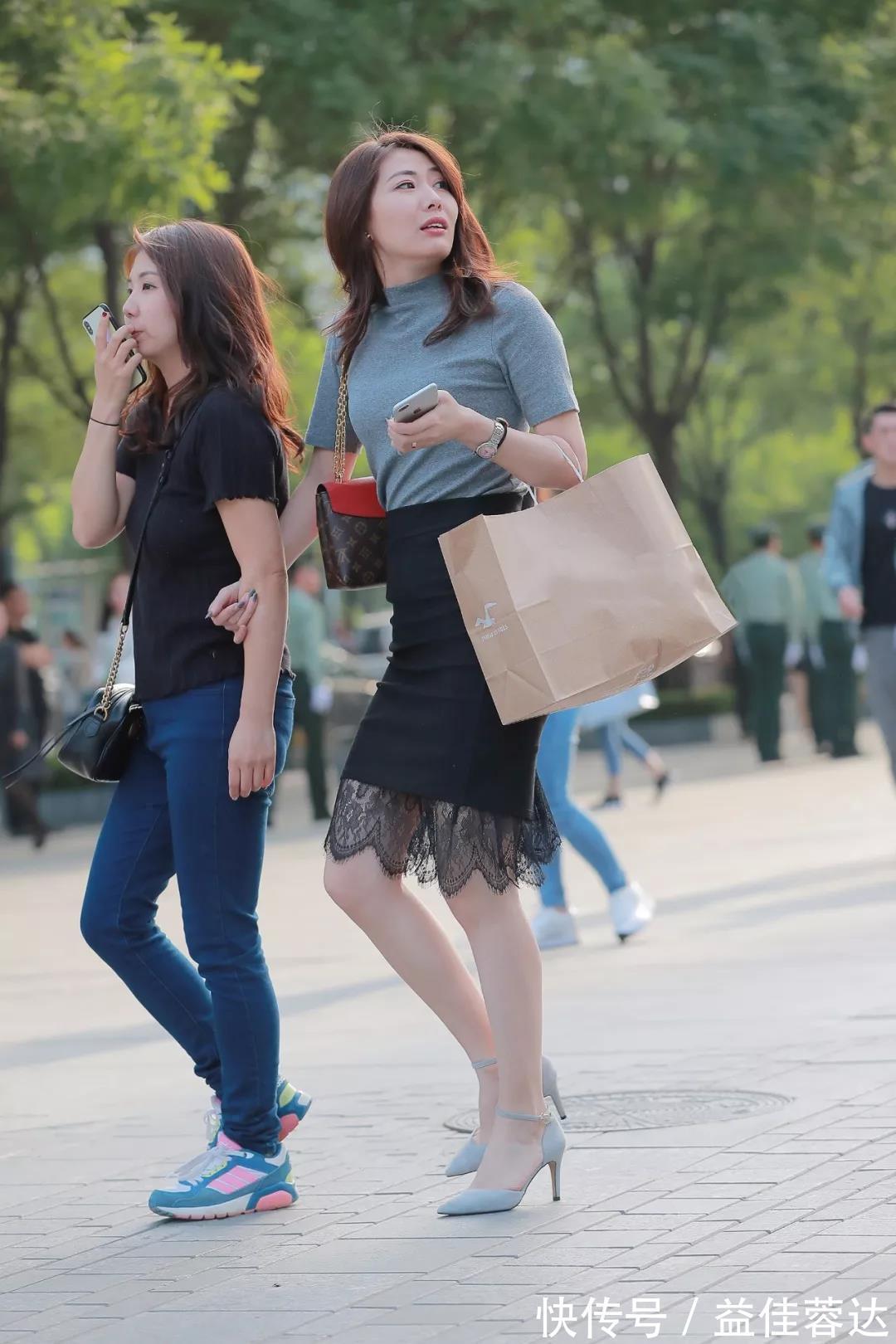 迷人|街拍小姐姐,黑色半身裙最迷人的穿搭参考,让你减龄又时尚