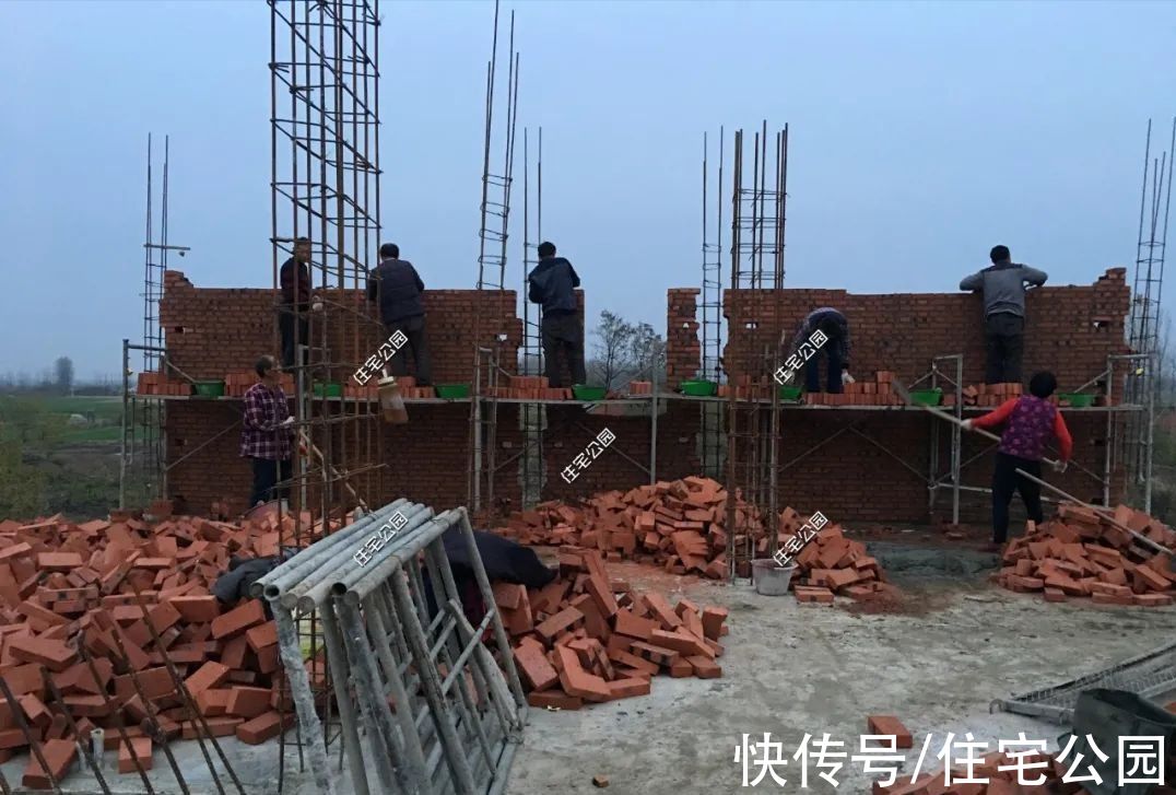 露台|河南农村10万买地，3层洋楼65万盖好，旋转楼梯配露台简直完美