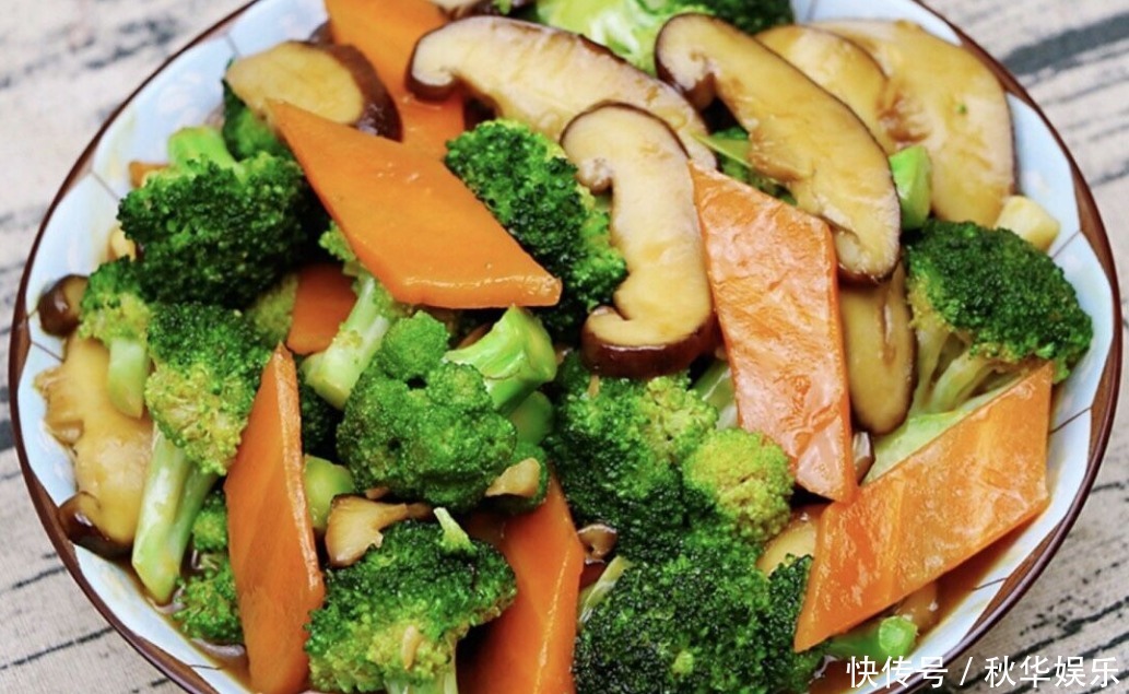 营养又健康的西兰花炒香菇，做法简单，比肉还好吃