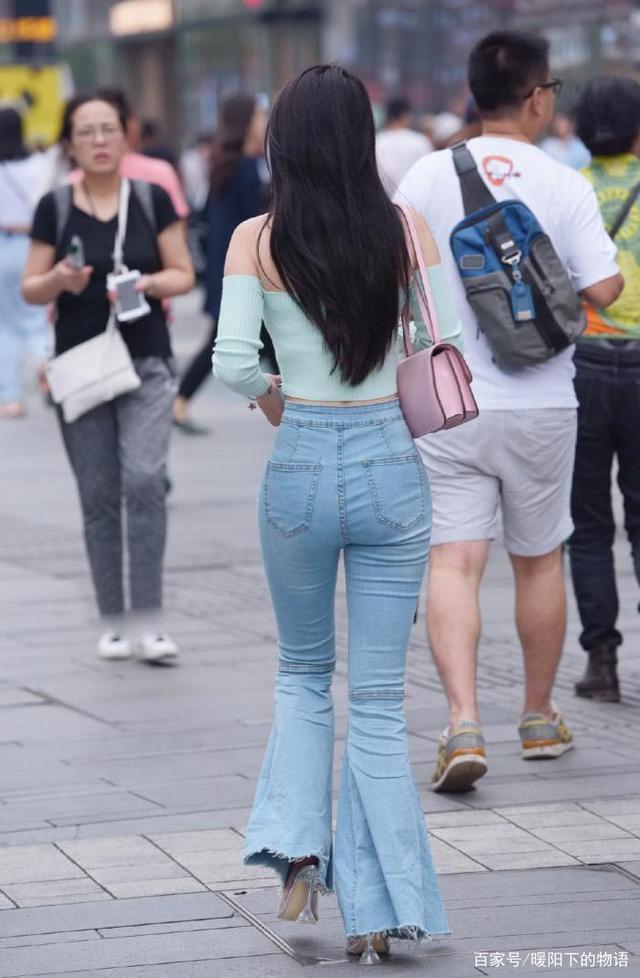 裤子|基础款的裤子该收一收了,气质女生都爱穿喇叭裤,时髦又显身材