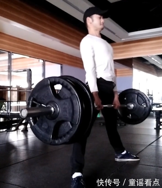 重量|體重55KG，硬拉110KG宛如空杠？這小伙真有勁！