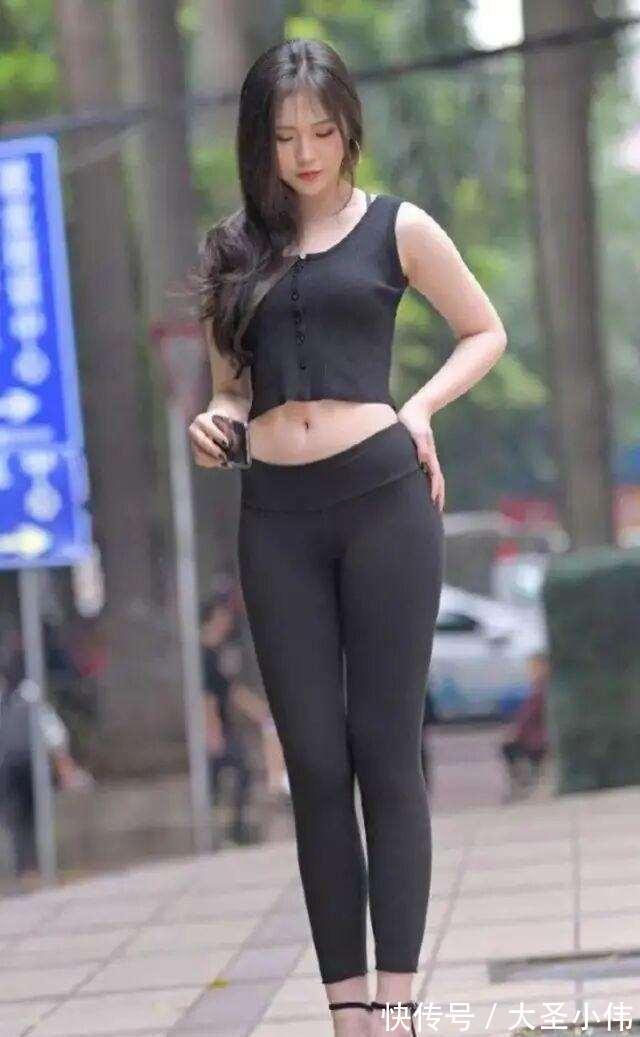 女人味儿 美女街拍:蜂腰细腿的瑜伽裤美女,显得精致干练,很有女人味儿!!