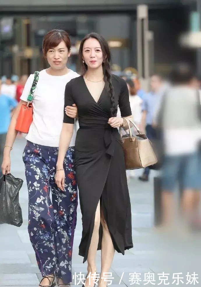 ÐÞÉí|ºÉÒ¶ÂÞȹһɫ²Ã£¬Ü½ÈØÏòÁ³Á½±ß¿ª£¬ÐÞÉí³¤È¹ÑÝÒïµÄÓÅÑŶËׯ֮ÃÀ