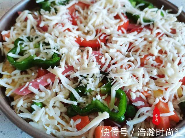 拉丝|没想到馒头做的披萨也这么美味，披萨底部金黄，蛋香奶香味道浓郁