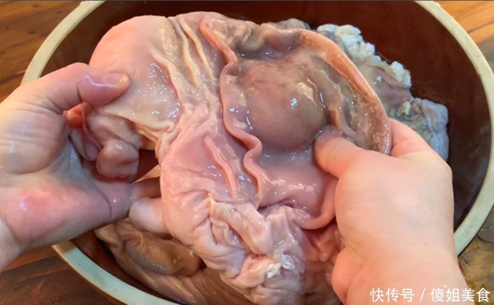 洗猪肚,加盐洗就错了,如此做,5分钟洗净,猪肚不腥不臊更入味