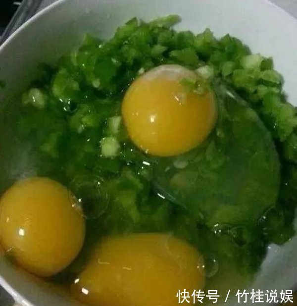 青椒鸡蛋|辣椒炒鸡蛋，先炒鸡蛋还是先炒辣椒如此做法，脆辣爽口！