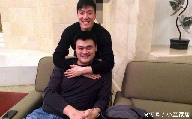 客餐厅|走进姚明在美国的豪宅，全家都是雕花实木家具，骨子里是很传统的